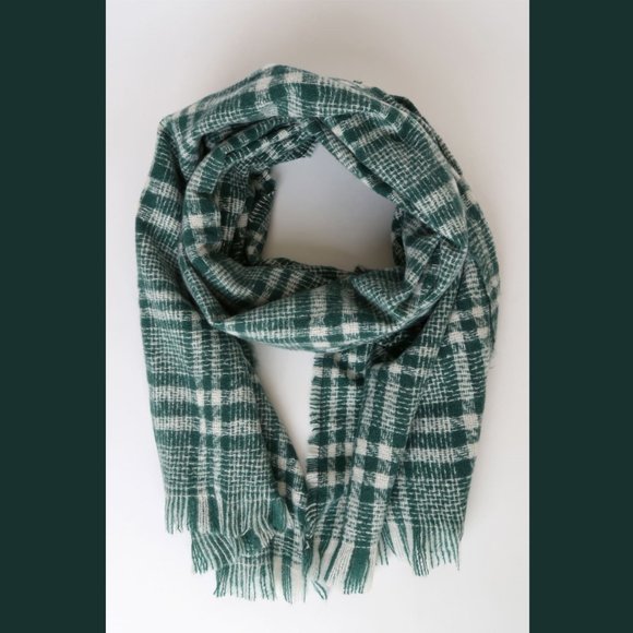 Lulus Accessories - Lulus Season of Cheer Fuzzy Knit Green/White Plaid Scarf